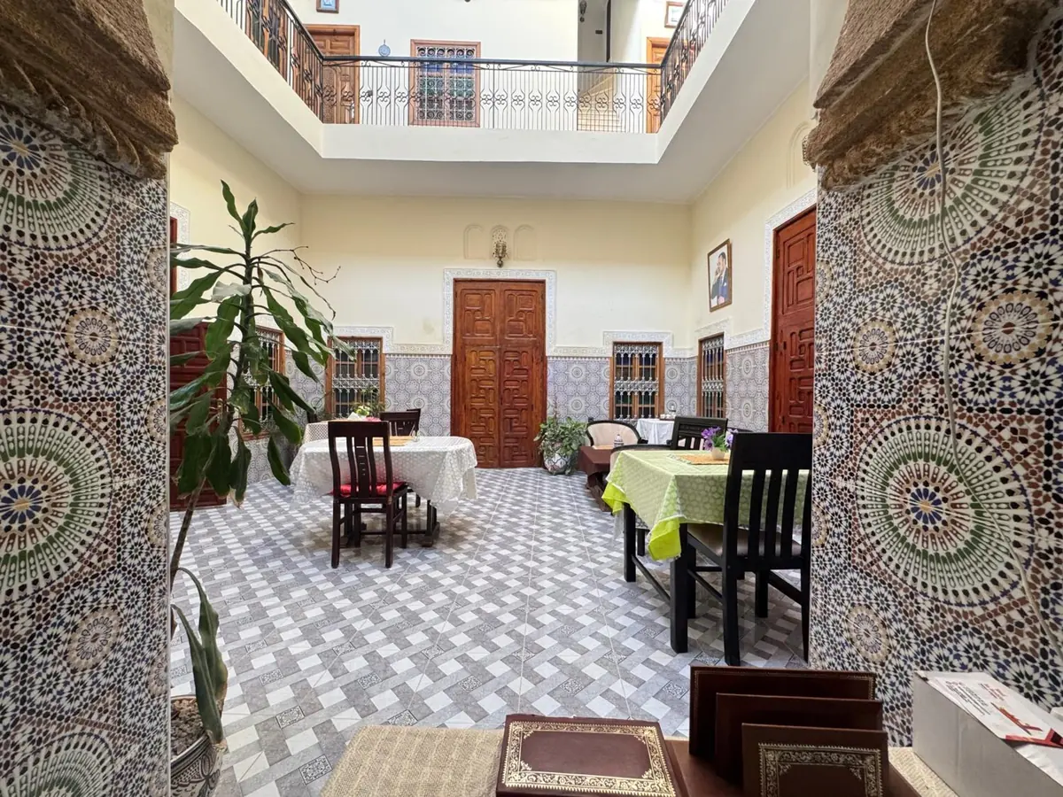 Le patio, entre les piliers de zellige