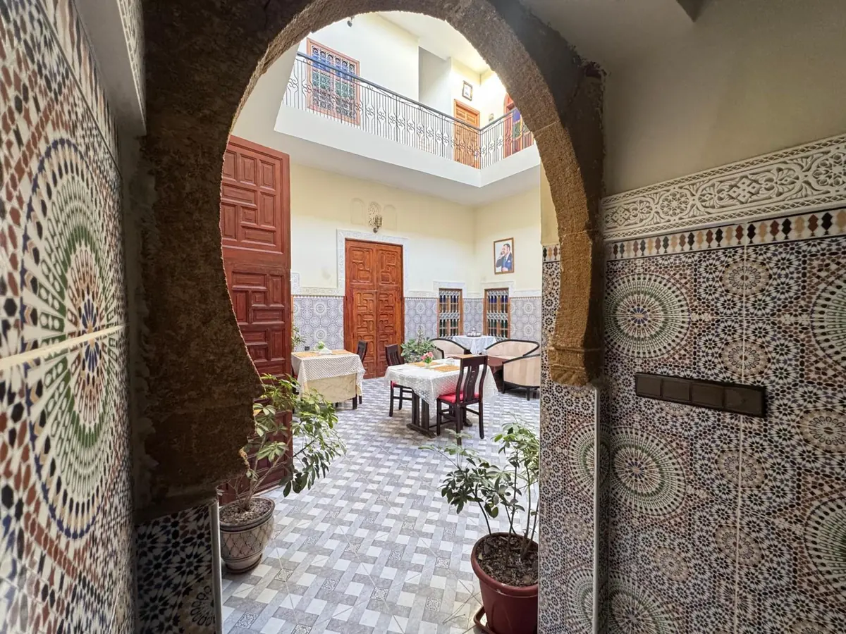 L'arc de pierre à l'entrée du patio
