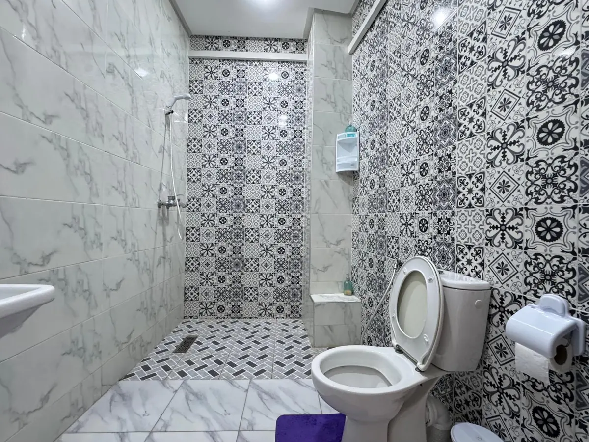 La salle de bains en zellige de la chambre double 3