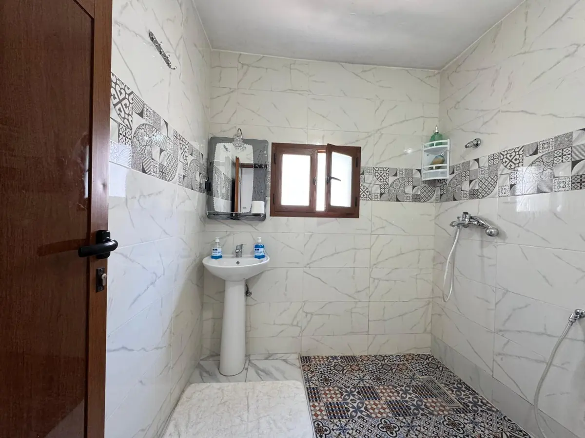 La salle de bains de la chambre double 1