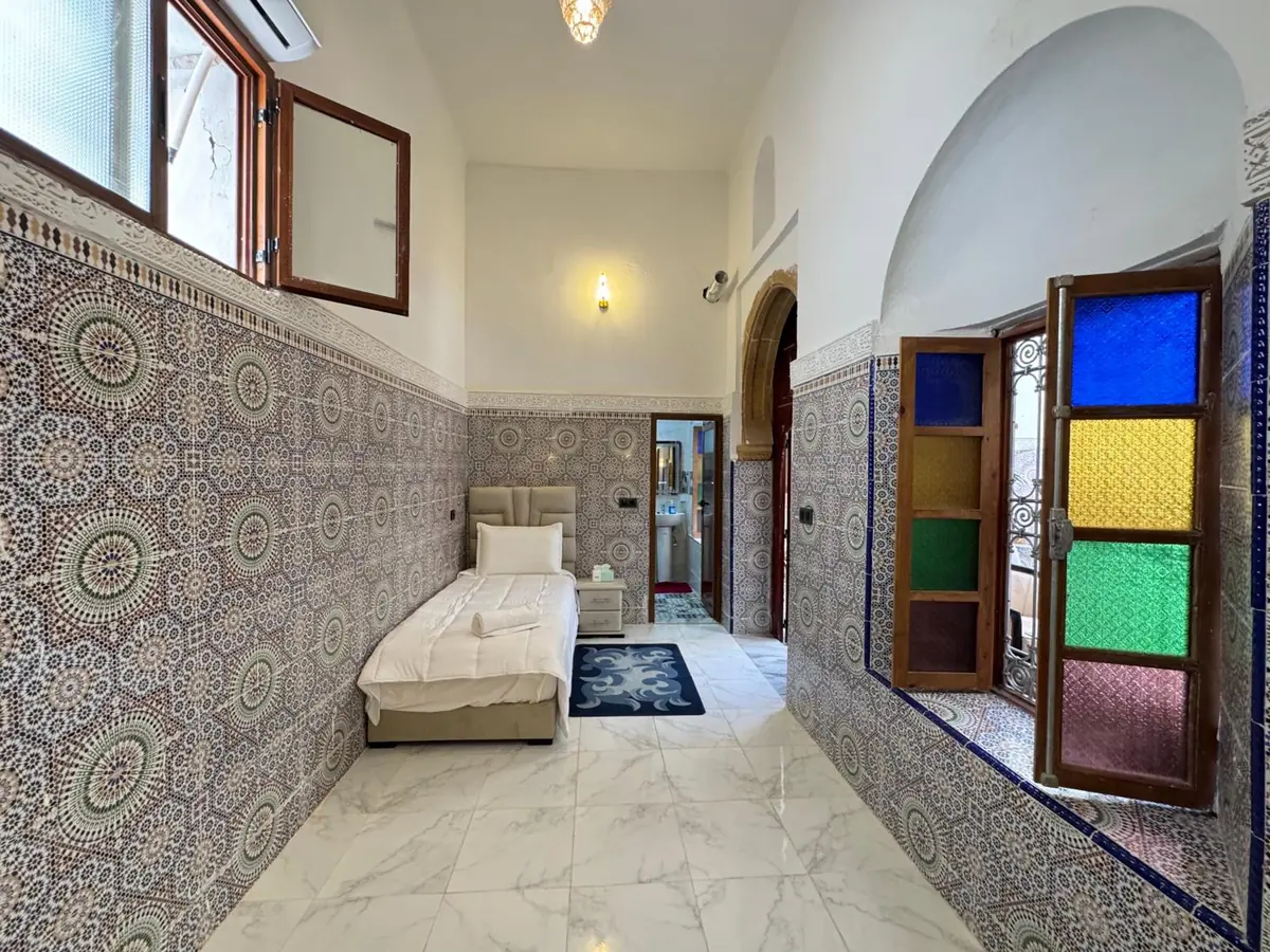 La fenêtre à vitraux de la chambre familiale